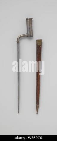 Bayonet with scabbard belonging to a flint-gun State Army, Bayonet with leather scabbard associated with a flint-gun State Army., Johannes Rousseau, Amsterdam, c. 1780 - c. 1805, iron (metal), leather, copper (metal), l 47 cm h 11 cm × d 3.2 cm l 44.5 cm h 10.7 cm × d 2.8 cm Stock Photo