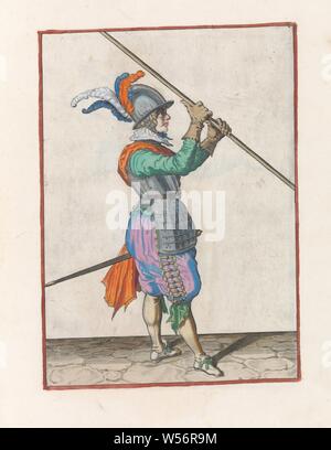 Soldier carrying his skewer with both hands close together above his right shoulder, the point pointed obliquely to the ground Soldaet int acting of the Spies noodich is (original series title), A soldier, full-length, to the right, who wears a spear (lance) above his right shoulder, the point slanting to the ground. His hands close together around the skewer. This is the first operation for lifting the skewer to the shoulder and carrying it horizontally. This print is part of the series of 32 hand-numbered prints of skewers in the Arms Act, handling of weapons, military training, helved Stock Photo