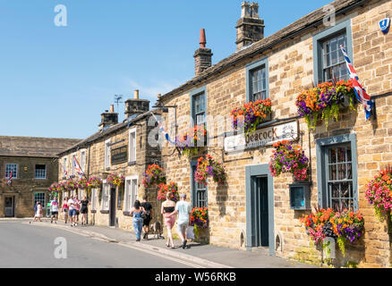 The Peacock country inn and hotel decorated with flower baskets Bridge St Bakewell town centre Bakewell Derbyshire England uk gb Europe Stock Photo