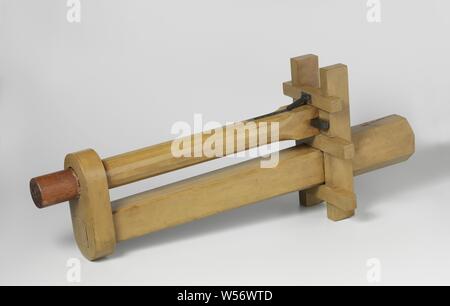 Model of a Top mast with a Pawl, Model of a part of an octagonal mast with square top, spread, donkey head and steng. A lockwood carries the stem on the longitudinal sowing, in a row of teeth against the stem falls a pawl that is placed on the front transverse sledge, with the intention of catching the stem when breaking the stem handle., Rijkswerf Vlissingen, Flushing, c. 1840 - c. 1850, wood (plant material), h 82 cm × w 31.6 cm × d 24 cm Stock Photo