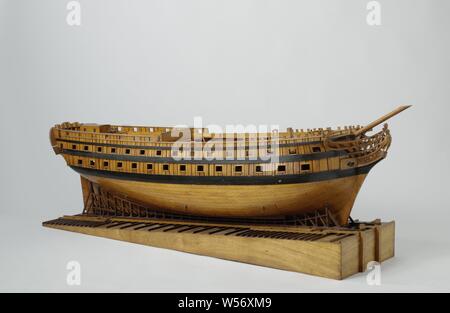 Model of a 74-Gun Ship on a Slipway, Construction model or the hull of a 74-piece line ship in the ropes on a slope, using the French launch method The skin is omitted on the port side under the barwood and on the starboard side above the barwood, on starboard a piece of skin with trusses can be removed in three places. Sixty-seven artillery ports spread over three decks, plus eight places for artillery firing. The galleon is only worked out on the port side: the figurehead is a woman in Roman robe with a laurel wreath in her hand. Twisted mirror with two gates in the wulf, the one-storey Stock Photo