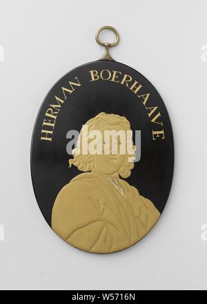 Herman Boerhaave, Oval plaque on which in the lower half a portrait bust of a man (H. Boerhaave) with head turned to the right. He has half long curly hair. He is wearing a wide cloak with a scarf. The portrait is golden: glossy, and with shading, as well as the inscription. The background is black, Hermanus Boerhaave, anonymous, Japan, 1775 - 1800, copper (metal), lacquer (coating), lacquering, h 11.7 cm × w 8.8 cm × d 0.4 cm Stock Photo