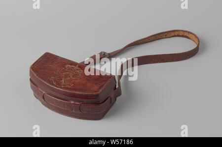 Red leather bag, Rectangular bag with spherical bottom. Lid hinges with bag. Belt with iron buckle is attached to the bag by leather loops. Belt has decorative stitching in the form of S-shaped motifs that half overlap each other. The bag is unadorned. A stylized crowned weapon has been stamped on the lid (copper)., anonymous, c. 1700 - c. 1800, leather, copper (metal), steel (alloy), forging, w 18.5 cm × d 10 cm × h 7.5 cm Stock Photo