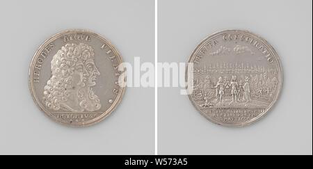 Louis XIV and James II and the attack on the life of William III by Sir George Barclay, Silver Medal. Obverse: bust of two men within a circle, cut off: inscription. Reverse: Louis XIV and James II with purse full of money, Jesuit and prince of Wales, 40 armed men in forests and in the background a French fleet within a circle, cut: inscription, William III (Prince of Orange and King of England, Scotland and Ireland), Louis XIV (King of France), James II (King of England and Scotland), George Barclay, anonymous, 1696, silver (metal), striking (metalworking), d 4.4 cm × w 29.38 Stock Photo