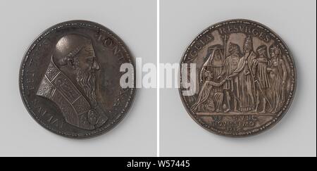 Restoration of Catholicism in England, Medal in honor of Pope Julius III, Silver Medal. Front: man's bust inside the inside. Reverse: Pope gives kneeling England a hand, right: Mary of England and Philip II, left: Charles V and Cardinal Pole within a circle, cut: inscription., England, Julius III, Maria Tudor (Queen of England), Philip II (King of Spain), Charles V of Habsburg (German Emperor and King of Spain), Reginald Pole, Giovanni Cavino (copy after), Rome, 1554, silver (metal), striking (metalworking), d 4.8 cm × w 49.33 Stock Photo