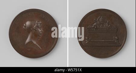 Death of Charlotte Augusta, Princess of England, Bronze Medal. Obverse: woman's bust inside the inside. Reverse: tomb with inscription, on which are large and small corpses, against which mourning genius sits and over which second genius drapes veil, cut off: inscription, Charlotte Augusta (princess of England), Thomas Webb, Birmingham, 1817, bronze (metal), striking (metalworking), d 5.4 cm × w 760 Stock Photo