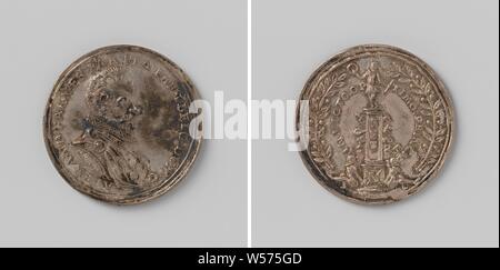 Erezuil founded for the Duke of Parma, Silver Medal. Front: man's bust inside the inside. Reverse: honorary pillar between year within a cover and laurel wreath. Alessandro Farnese (governor of the Netherlands and duke of Parma and Piacenza), governor of the southern Netherlands Albert Casimir, Giuliano Giannini, Belgium, 1585, silver (metal), striking (metalworking), d 3 cm × w 7.52 Stock Photo