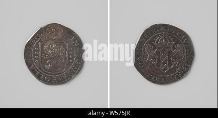 United Amsterdam Company, coin to replace the Spanish 1 real, Silver Medal. Obverse: crowned coat of arms of Holland within an inscription. Reverse: crowned coat of arms of Amsterdam within a circle, Dutch East Indies, Dordrecht, Dutch East India Company, Jacob de Jonge (muntmeester), 1601, silver (metal), striking (metalworking), d 2.2 cm × w 3.38 Stock Photo