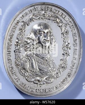 Peace of Munster, Silver Medal, oval. Front: man's chest piece inside ornament border and lettering. Reverse: Peace with sun, palm branch and open book sitting on a pedestal, with a globe inside a wreath of rays and an inscription., Münster, North Rhine-Westphalia, Frederik III (King of Denmark and Norway), Sebastian Dadler, Dresden, 1649, silver (metal), striking (metalworking), l 5.8 cm × w 4.8 cm × w 53.25 Stock Photo