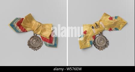 Fifty-year celebration of the independence of the Netherlands, in honor of William III, King of the Netherlands, Single-sided silver bearing sign within an oak wreath on the eyelet and ribbon, consisting of yellow bow and red-white-blue-yellow striped ribbon. Front:. Front: man's chest piece inside cable edge below and above year. Reverse: blank, Utrecht, anonymous, 1863, silver (metal), textile materials, striking (metalworking), l 3.2 cm × l 2.7 cm × w 2.7 cm × w 1.89 Stock Photo