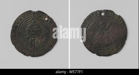 Milan conquered from the French and the birth of Philip, son of Charles V, counted token by order of Margaret of Austria, governor of the Netherlands, Copper medal with a hole in it. Obverse: globe above bouquet of daisies, protected by celestial light within an inscription. Reverse: Winged Victory writes on shield, hanging on tree within an inscription, Valladolid, Milan, Charles V of Habsburg (German Emperor and King of Spain), Philip II (King of Spain), Governors of the Netherlands Margaret of Austria, anonymous, Netherlands, 1527, copper (metal), striking (metalworking), d 2.9 cm × w 3.86 Stock Photo