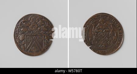 Marriage of Charles II, King of Spain with Marie Louise of Orleans, counting medal of Jean Heymans, magistrate of the treasury of Brussels, Copper Medal. Front: helmeted coat of arms. Reverse: crowned woman, depicting Juno, sitting on a throne with two coats of arms on her feet, Brussels, Marie Louise I (Queen of Spain), Charles II (King of Spain), Jean Heymans, anonymous, 1680, copper (metal), striking (metalworking), d 3.1 cm × w 5.41 Stock Photo