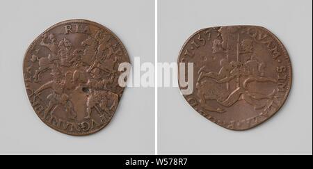 Warning against the peace negotiations in Cologne, Copper Medal. Front: two horsemen and two soldiers on foot with each other fighting within a cover. Reverse: two corpses, the heads of which are placed on stakes within an inscription, Cologne, Lamoral Count of Egmond, Philips of Montmorency (Count of Horne), Gerard van Bylaer, Dordrecht, 1579, copper (metal), striking (metalworking), d 3 cm × w 5.18 Stock Photo