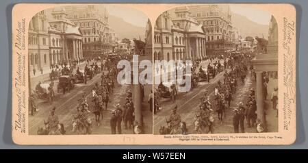 Regiment South African Light Horse on Adderley Street in Cape Town, South African Light Horse, coming down Adderly St. to entrain for the front, Cape Town (title on object), the soldier, the soldier's life, Cape Town, Underwood and Underwood (mentioned on object), Kaapstad, 1900, photographic paper, cardboard, albumen print, h 88 mm × w 178 mm Stock Photo