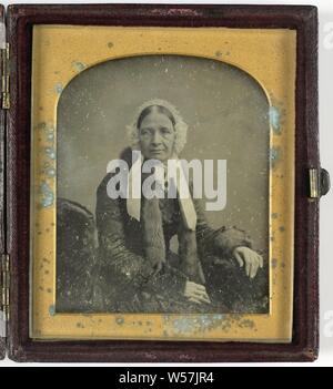 Portrait of an unknown woman, historical persons, Antoine François Jean Claudet (mentioned on object), c. 1840 - c. 1860, copper (metal), glass, leather, velvet (fabric weave), h 64 mm × w 53 mm h 88 mm × w 75 mm × t 14 mm Stock Photo