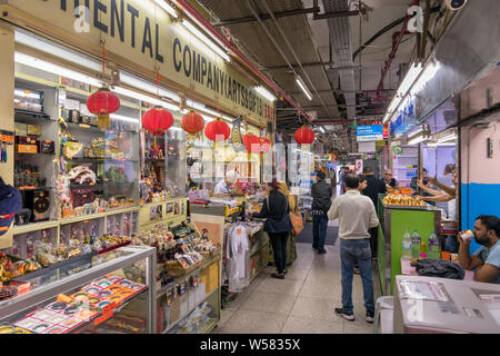 Shops and food stalls in Chungking Mansions, Nathan Road, Tsim Sha Tsui, Kowloon, Hong Kong, China Stock Photo