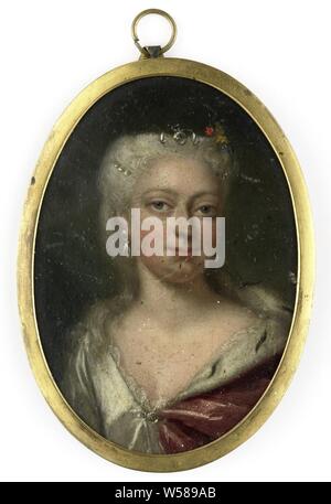 Portrait of Anna from Hanover (1709-59). Wife of Prince Willem IV, Portrait of Anna of Hanover (1709-59). Wife of Prince William IV. Bust, facing. Part of the collection of portrait miniatures, Anna van Hannover, Philip van Dijk, Northern Netherlands, c. 1735 and/or c. 1745, mother of pearl, oil paint (paint), silver (metal), h 6.7 cm × w 4.8 cm h 7.7 cm × w 5 cm × d 0.3 cm Stock Photo