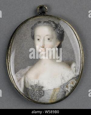 Anna from Hanover (1709-59). Wife of Prince William IV, Portrait of Anna of Hanover (1709-59). Wife of Prince William IV. Bust, slightly to the left, facing. Based on the original by Johann Valentin Tischbein from 1753. Part of the portrait portrait collection, Anna van Hannover, Gerrit Kamphuysen (attributed to), Holland, 1753 - 1760, ivory, metal, glass, h 4 cm × w 3.5 cm h 5 cm × w 3.7 cm × d 0.4 cm Stock Photo