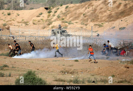 July 26, 2019, Buriej, Gaza Strip, Palestinian Territory: Palestinian protesters clash with Israeli troops following the tents protest where Palestinians demand the right to return to their homeland at the Israel-Gaza border, in the central of Gaza Strip, July 26, 2019 Credit: Stringer/APA Images/ZUMA Wire/Alamy Live News Stock Photo