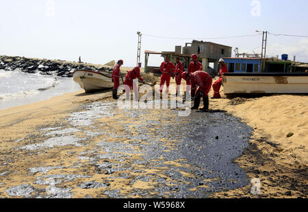Moron, Carabobo, Venezuela. 26th July 2019. Workers clean up an oil spill that occurred in the El Palito area, with direct effects on the beaches of Palma Sola in the Oron municipality of Carabobo state and Tucacas in the Morrocoy National Park of Falcon state in Venezuela. Credit: Juan Carlos Hernandez/ZUMA Wire/Alamy Live News Stock Photo