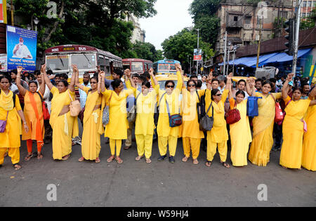 Kolkata, India. 26th July, 2019. Nurses of United Auxiliary Nurse (2nd ANM - R) Employees Association block the road during their protest against West Bengal government. Credit: Saikat Paul/Pacific Press/Alamy Live News Stock Photo