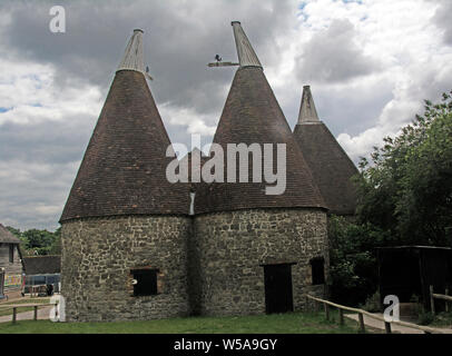 KENT;MAIDSTONE; HERITAGE FARM PARK; KENT LIFE; OAST HOUSES Stock Photo