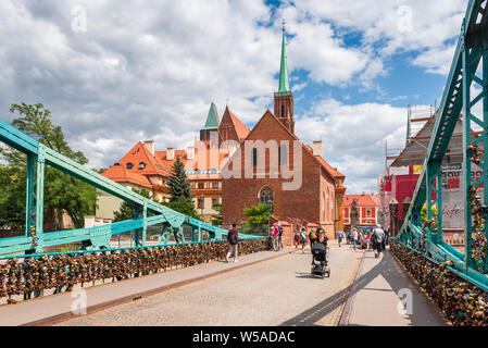 WROCLAW, POLAND - July 17, 2019: Tourists on the Tumski Bridge in Wroclaw on a summer day. Stock Photo