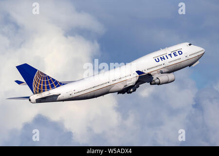 United Airlines Boeing 747 jumbo jet airliner taking off from Sydney Airport. Stock Photo
