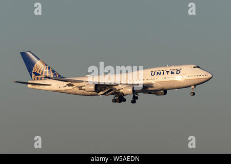 United Airlines Boeing 747 jumbo jet airliner on approach to land at Sydney Airport. Stock Photo
