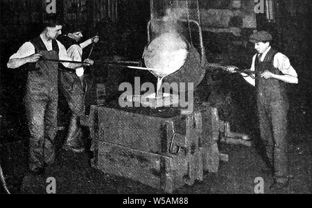 1946 - British workers pouring molten metal - smelting a 91 ton ingot Stock Photo