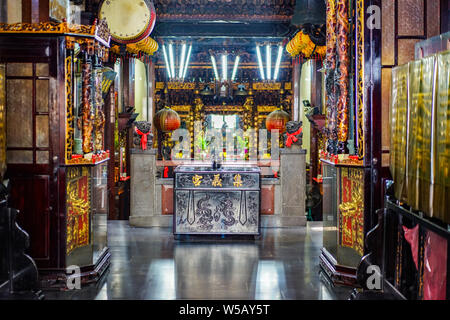 Taipei, TAIWAN - 3 Oct, 2017: The environment of Taiwan Local Temple with Taiwanese and tourists visited for pray and travel around it. Taipei, Taiwan Stock Photo