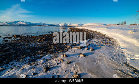 Strand, von Sudspissen, in, Tromsö, Norwegen, Fjord, und, Berge Stock Photo