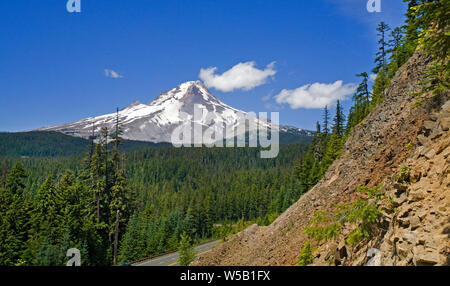 Majestic Mount Hood, Oregon's highest peak at 11,250', is a dormant volcano in the Cascde Mountains of northern Oregon. It has killed 46 climbers sinc Stock Photo