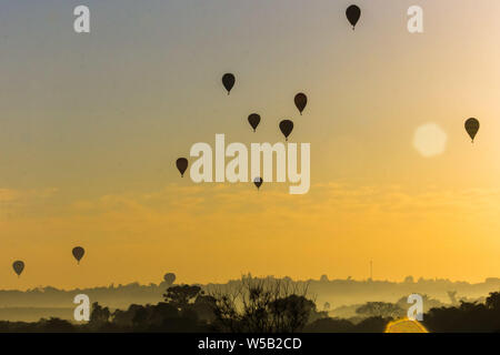 Araçoiaba da Serra, São Paulo, Brazil. 27th July, 2019.  Twenty balloons take part in the Brazilian Balloon Championship takes place in Araçoiaba da Serra, in the interior of SP, this Saturday morning. In the photo balloons take off at sunrise. (Photo: Cadu Rolim/Fotoarena) Credit: Foto Arena LTDA/Alamy Live News Stock Photo