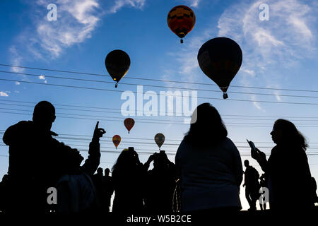 Araçoiaba da Serra, São Paulo, Brazil. 27th July, 2019.  Twenty balloons take part in the Brazilian Balloon Championship takes place in Araçoiaba da Serra, in the interior of SP, this Saturday morning. Pictured silhouettes of people watching the balloons. (Photo: Cadu Rolim/Fotoarena) Credit: Foto Arena LTDA/Alamy Live News Stock Photo