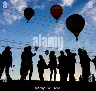 Araçoiaba da Serra, São Paulo, Brazil. 27th July, 2019.  Twenty balloons take part in the Brazilian Balloon Championship takes place in Araçoiaba da Serra, in the interior of SP, this Saturday morning. Pictured silhouettes of people watching the balloons. (Photo: Cadu Rolim/Fotoarena) Credit: Foto Arena LTDA/Alamy Live News Stock Photo