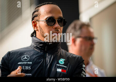 Lewis Hamilton: 'No hold up' with new Mercedes Formula One contract - The  Athletic