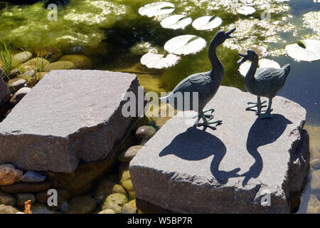 Dekoration Mit Zwei Enten Am Gartenteich Stock Photo Alamy