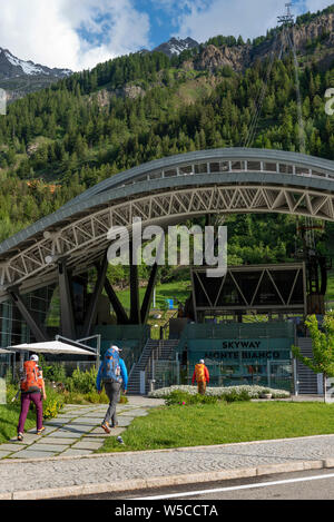 Station of the cable car (Skyway Monte Bianco) on the Italian side of Mont Blanc massif. The Skyway connects the village of Courmayeur to Pointe Helbr Stock Photo