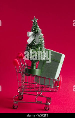 Shopee is e-commerce technology company. Shopping cart with parcels on the  background of the Shopee logo Stock Photo - Alamy