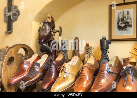 FLORENCE, ITALY, MAY 04, 2018: Fashion Classical Polished Mens Handmade  Shoes Selling In Shop In Florence Stock Photo, Picture and Royalty Free  Image. Image 124078425.