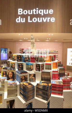 LA JOCONDE AT THE GIFT SHOP , LOUVRE MUSEUM Stock Photo - Alamy