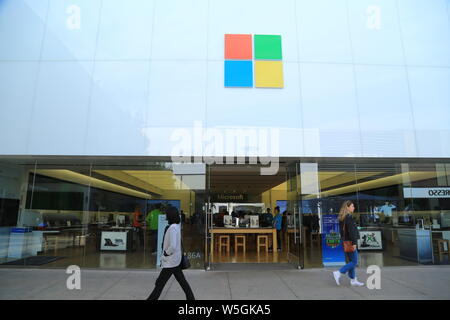 --FILE--Pedestrians walk past a store of Microsoft at the campus of Stanford University at the Silicon Valley region in San Francisco, California, USA Stock Photo