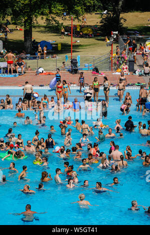 Essen, Ruhr area, North Rhine-Westphalia, Germany - Outdoor swimming summer in the Grugabad in the hottest week of the year, visitors cool down in the Stock Photo