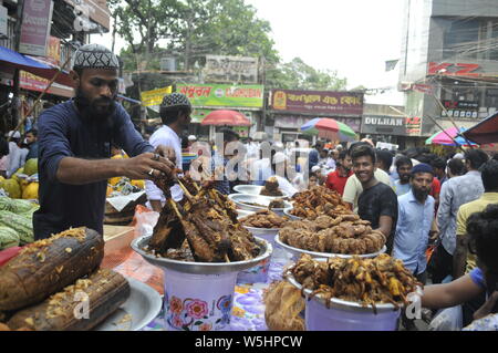 Ramadan Ifter market  Dhaka 07/05/2019. An over view of the traditional Ifter market at Chawk Bazar as the first day of the Holy month Ramadan in Dhak Stock Photo