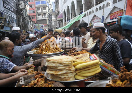 Ramadan Ifter market  Dhaka 07/05/2019. An over view of the traditional Ifter market at Chawk Bazar as the first day of the Holy month Ramadan in Dhak Stock Photo