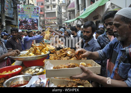 Ramadan Ifter market  Dhaka 07/05/2019. An over view of the traditional Ifter market at Chawk Bazar as the first day of the Holy month Ramadan in Dhak Stock Photo