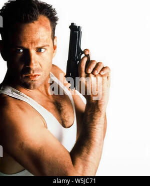 BRUCE WILLIS in DIE HARD (1988), directed by JOHN MCTIERNAN. Credit: 20TH CENTURY FOX / Album Stock Photo