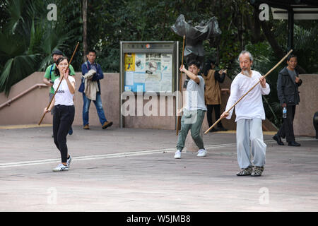 Kung Fu master teaching martial arts in Kung Fu Court of Kowloon Park, Hong Kong Stock Photo