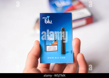 elfbar nachfüll pod läuft aus My Blu device. Electronic cigarette starter kit Stock Photo